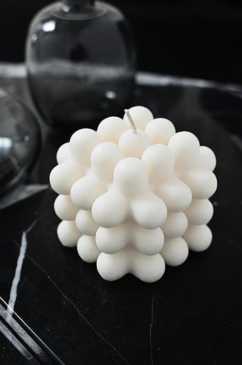 hvitt lys, geometrisk stearinlys, moderne stearinlys, Minimalistisk innstilling, Svart marmorbord, stue dekor, kreativt stearinlys, hvitt geometrisk stearinlys, minimalistisk innredning, moderne innredning, svart bord