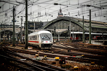bílý vlak, kolejnice, během dne, Rušné město, vlakové nádraží, více skladeb, stropní dráty, městské dopravy, železniční infrastruktura, moderní vlak, panoráma pozadí