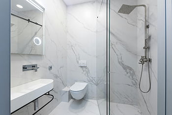 valkoinen marmori kylpyhuone, tyylikäs suihku, WC, pesuallas, ruostumattomasta teräksestä valmistettu suihku, tyylikäs kylpyhuone, moderni kylpyhuone, marmorilaatat, lasisuihku, nykyaikainen kylpyhuone, valkoinen kylpyhuone