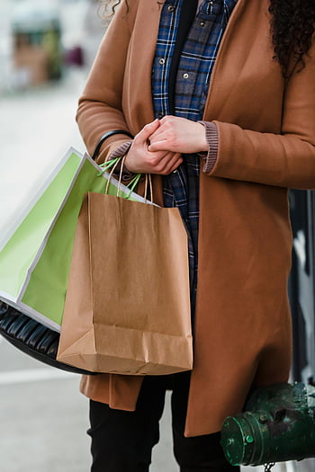 donna anonima, buste della spesa, strada, moda contemporanea, moda urbana, donna alla moda, Abbigliamento casual, stile di strada, shopping, scena urbana