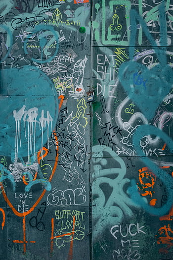 Ușa metalică rezistentă, Inscripții Vandal, graffiti colorate, peretele urban, Arta de stradă vibrantă, Expresii îndrăznețe, graffiti art, urban graffiti, Expresii de artă stradală, Graffiti pentru ușă metalică, Expresii urbane