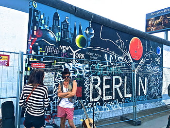 Berlínská zeď, pouliční umění, nástěnná malba, Živé umění, městská atmosféra, Muž v černé vestě, bílé tílko, Berlín, graffiti, panoráma města, New York