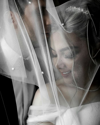 žena ve závoji, Bílý svatební závoj, Elegantní svatební portrét, klidný výraz, Nevěsta pod závojem, svatební závoj, svatební fotografie, Romantická svatba, detailní portrét, Černá a bílá svatba, Intimní svatební okamžik