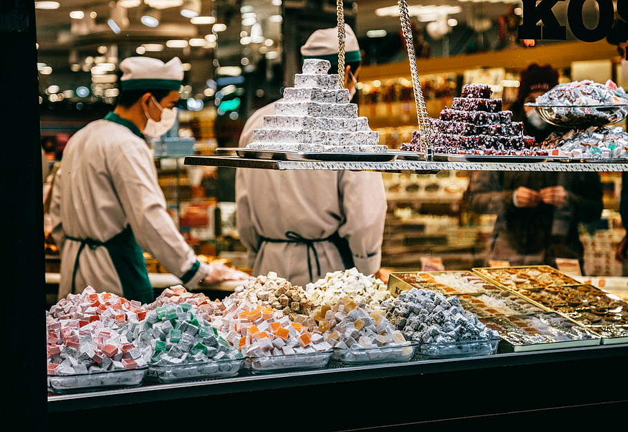 turecký med, Tradiční orientální sladkosti, obchod se sladkostmi, Istanbul Market, Barevný sortiment, Sweets Shop, Přehlídka zobrazení, Orientální cukrovinky, Turecké cukrovinky, tržní sladkosti, živý trh