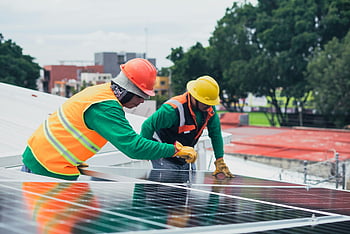 solární technici, Instalace solárních panelů, Střešní solární panely, Pracovníci s OOP, bezpečnostní vybavení, stavebních nástrojů, obnovitelná energie, solární energie, zelené technologie, udržitelná energie, Instalace solárního panelu