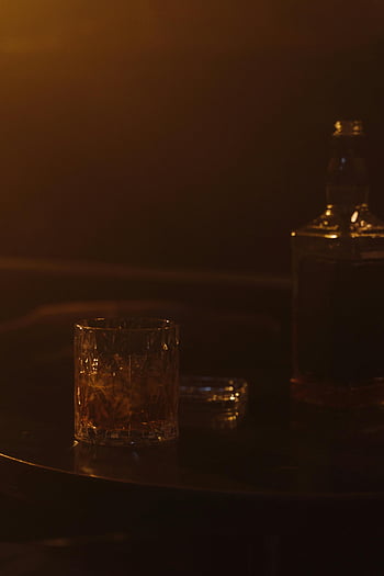 sklenice na whisky, spoře osvětlené, večerní scéna, Tmavý stůl, náladová atmosféra, láhev whisky, slabé světlo, alkohol, napít se, nastavení lišty, noční život