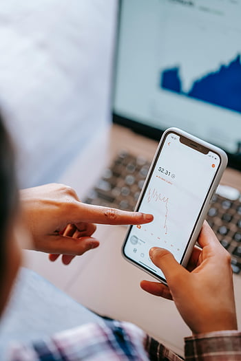 avlingsforhandler, analysere grafisk, smarttelefonskjerm, aksjemarkedet data, nærbilder, Finansiell analyse, Mobil applikasjon, markedstrender, økonomiske data, Bruk av smarttelefon, investeringsanalyse