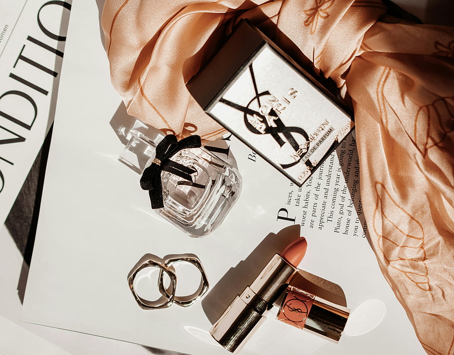 매실병, 립스틱, 잡지, 럭셔리 미용 제품, 세련된 스카프, 평평한 평지, 반지, ysl, 뷰티 액세서리, 패션 사진, 우아한 설정