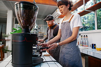 baristas, přípravu kávy, kuchyně kavárny, Současná kavárna, čerstvá káva, pracovat spolu, Kávová zrna, kávovar, zástěra, Moderní kavárna, týmová práce