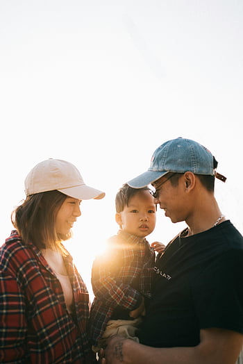otec nesoucí dítě, asijské rodiny, Skvělý okamžik, venku, západ slunce, rodinné lepení, šťastná rodina, Venkovní rodinná fotografie, západ slunce fotografie, rodinná láska, dítě s rodiči