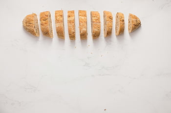plátky chleba, pohled shora, Domácí řemeslný chléb, mramorový povrch, fotografování potravin, krájený chleba, řemeslný chléb, mramorová pult, krajíce chleba, styling potravin, Fotografie chleba