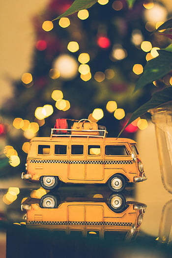 makro fotografie, Brown Volkswagen Van, hračka van, stůl, bokeh světla, vánoční strom, vinobraní hračka, žlutá dodávka, Dovolená dekor, slavnostní pozadí, Miniaturní vozidlo