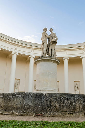 Socha žen, šedá obloha, Klasická socha, Stránka UNESCO LEDNICE-VALTICE, evropské architektury, sloupců, Architektonická elegance, venkovní socha, kulturní dědictví, historická památka, umění instalace