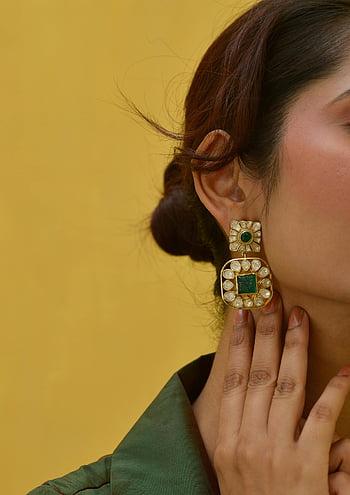 orecchini genuini, quadri, smeraldi, oro lussuoso, orecchino di smeraldo, avvicinamento, la mano della donna, gioielli, accessorio di moda, gioielli di alta gamma, Orecchini eleganti