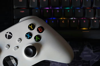 xbox controller, Tastatur, RGB -Tastatur, Gaming -Ausrüstung, Technologie, spielcontroller, beleuchtete Tastatur, Spiel-Setup, Controller über Tastatur, Spielzubehör, RGB -Beleuchtung