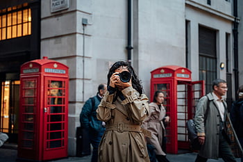 london utcai jelenet, Nőfotózás, nyüzsgő londoni utca, ikonikus piros telefonfülkék, utcai fotózás, london fotózás, városi fotózás, piros telefonfülkék, városi élet, utcai fotós, Londoni kultúra