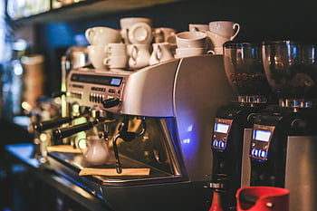 macchina da caffè professionale, macchina per caffè espresso, Café debolmente illuminato, Atmosfera accogliente, tazze di caffè, chicchi di caffè, macinacaffè, caffetteria, bar, Macchina da caffè al ristorante, Attrezzatura da caffè