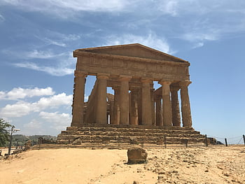 Rovine del tempio greco, valle dei templi, sicilia, rovine storiche, cielo blu, architettura antica, colonne classiche, sito archeologico, Storia all'aperto, Punti di riferimento del Mediterraneo, patrimonio italiano