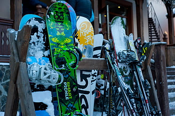snowboardy, lyže, zimní, lyžařská chata, živé vzory, nejrůznější snowboardy, venkovní, zimní sporty, sněhové zařízení, lyžařské vybavení, snowboarding