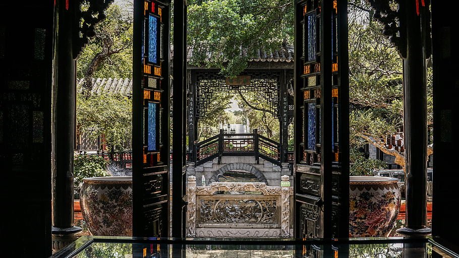 Park v Guangzhou, zdobené dveře, tradiční architektura, zeleň, čínská zahrada, dekorativní okna, kamenný most, kulturní dědictví, pohled, venkovní krajina, historické místo