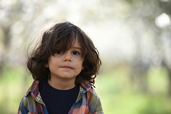 ragazzo, fotocamera di fronte, messa a fuoco selettiva, fotografia, bel bimbo, capelli lunghi, camicia a quadri, all'aperto, primavera, ritratto, natura