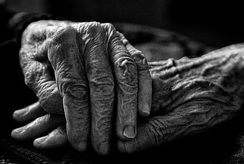 mani anziane, foto in scala di grigi, bianco e nero, avvicinamento, età, Esperienza, intimo, rughe, persona anziana, mani, monocromatico