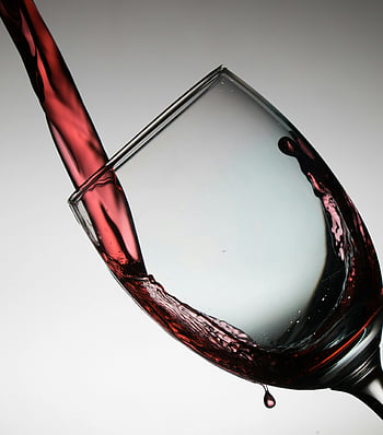 pahar de vin, vin rosu, turnarea vinului, Captură dramatică, eleganţă, curgere, sticlă înclinată, Vin turnând, Fotografie de vin, Arta vinului, moment vin