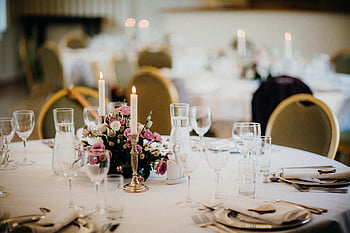 svatební síň, elegantní stolničení, Květinový vrchol, svíčky, svatební stůl, stolní dekorace, svatební hostina, uspořádání stolu, místo konání svatby, svatební výzdoba, nastavení tabulky
