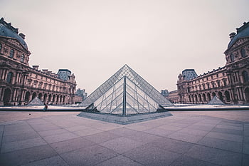 žaluzie pyramida, louvre palác, Paříž, Francie, Triangular Landmark, hnědé budovy, kultovní mezník, skleněná pyramida, vstup do muzea, evropské architektury, panoráma města