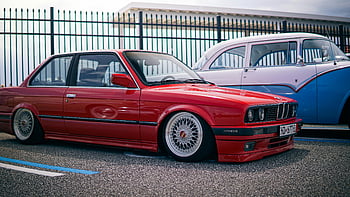 bmw e30, auto rossa, ruote personalizzate, Lotto urbano, fascino vintage, macchina classica, BMW sintonizzata, E30 BMW, BMW rossa, Pneumatici personalizzati, Parcheggio urbano