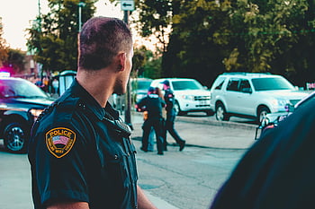 policejní důstojník, Černá uniforma, pouliční scény, hlídková vozidla, WELING WV, monitorování, policejní oddělení, vymáhání práva, městském prostředí, veřejná bezpečnost, Přítomnost policie
