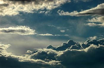 Grå Nimbus skyer, lavvinkelfotografering, Dramatisk skyerbillede, lagdelte skyer, Sollys bryder igennem, fængslende himmel scene, himlen fotografering, sky fotografering, Naturlig himmel, Atmosfærisk fotografering, skyformationer