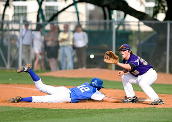 baseball, dva muži, během dne, Klouzání běžec, Chytání v poli, napínavý okamžik, baseballový zápas, sportovní akce, venkovní sporty, soutěžní sporty, basebalové hřiště