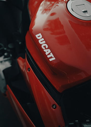 Ducati, червен мотоциклет, спортен мотоциклет, едър план, елегантен дизайн, лого на марката, Подробности за мотоциклета, червен спортен мотор, Лого на Дукати, мотоциклет резервоар, Високопроизводителен мотор