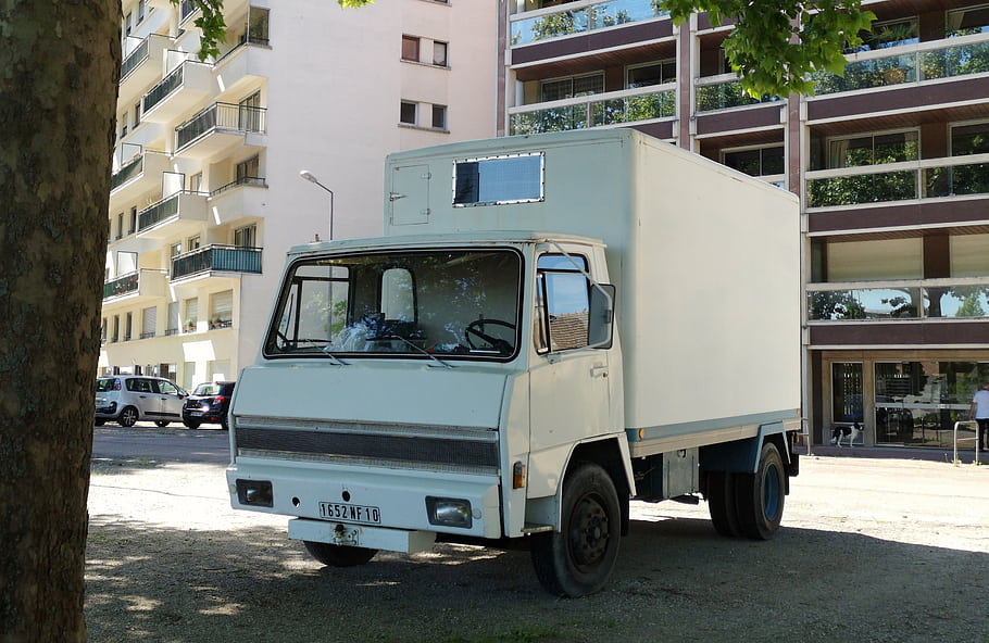 Citroën Delfino, Berliet Serie K, berliet, camion, camion bianco, camion delle consegne, camion parcheggiato, contesto urbano, costruzione di sfondo, albero, targa