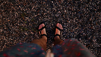 piedi, sandali, pietre, pantaloncini da bagno, uomo, calzature, ghiaia, rocce, guarda giù, gambe, sensazione di vacanza