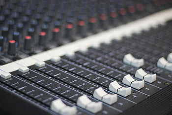 audio mixer, Černý a bílý, Panel pro mixér zvuku, jezdců, knoflíky, Kontrola zvuku, Podrobný pohled, hudební produkce, zvukové vybavení, mixážní pult, Studiové vybavení
