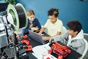 STEM projekt, 3D tiskárna, zaměřené děti, laptop, vzdělávací prostředí, Kolaborativní učení, Technologické vzdělávání, Praktické učení, Aktivita ve třídě, Děti pracují společně, vzdělávací technologie