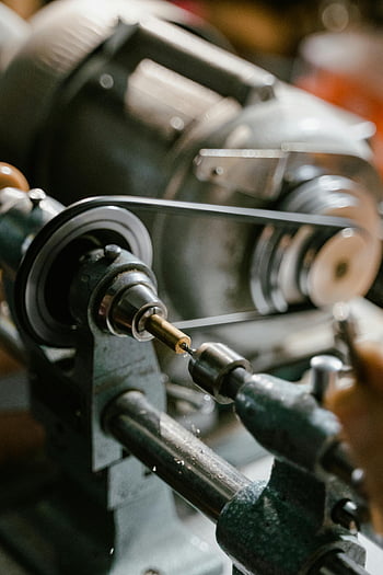 machine de travail métallique, lieu de travail, milieu industriel, machine-outils, perceuse en action, image détaillée, processus de travail métallique, équipement industriel, fonctionnement mécanique, environnement d'atelier, usinage de précision
