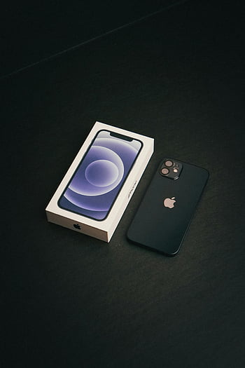 Iphone 12 mini, černý iphone, černý povrch, Minimalistický výstřel, Tmavý povrch, iphone box, jablko logo, chytrý telefon, technický produkt, produktová fotografie, rozbalení