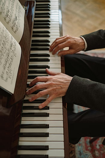 Klavier, Hände spielen Klavier, Notenblätter, Musikkunst, Klaviertasten, Nahansicht, Musikalische Performance, Pianist, Musiknoten, detaillierte Ansicht, Musikinstrument