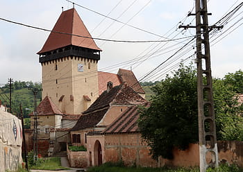 opevněný evangelický kostel, Ighișu nou, 14. století, Ohrada, lomené oblouky, jižní vstup, Silné stěny, kulatá bašta, okrasné pedimenty, muzeum, Saské rodiny