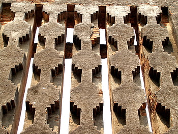 갈색 콘크리트, 기하학 무늬, 도시 설정, 건축 요소, 닫다, 반복 패턴, 콘크리트 표면, 도시 건축, 기하학적 설계, 콘크리트 구조물, 도시 디자인