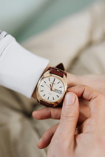 lyxbröstur, läderrem, detaljerad vy, Justera klockan, Justering av armbandsur, närbilden, person som slingrar klocka, Klockarmband, titta på ansikte, titta på händer, klockan