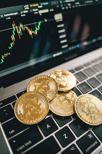 pièces d'or, portable, Bitcoin, crypto-monnaie, analyse de marché, graphique boursier, clavier, fermer, monnaie numérique, technologie financière, investissement