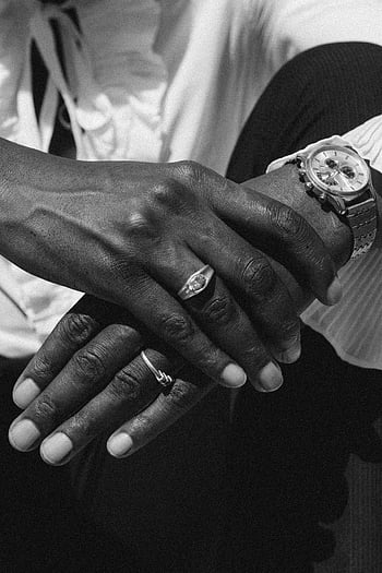 ชายผิวดำ, แหวน, นาฬิกาข้อมือ, ภาพถ่ายขาวดำ, มือ, ความงดงาม, เครื่องเพชรพลอย, อุปกรณ์, ขาวดำ, สไตล์, แฟชั่น