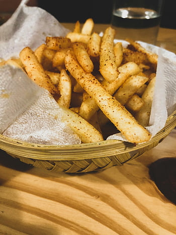 patates, Tecrübeli patates kızartması, rustik sepet, tahta masa, kapatmak, yemek fotoğrafçılığı, patates kızartması, Patates Sepeti, Tablo ayarı, Fast food, abur cubur