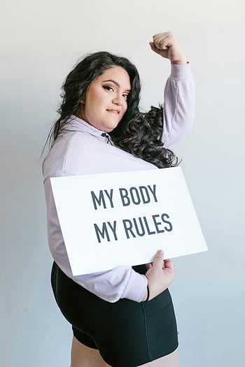 nő, Molett, A testem a szabályaim, önimádat, felhatalmazas, Fist Up, magabiztos, jel, Testi pozitivitás, plus size felhatalmazás, testszabályok