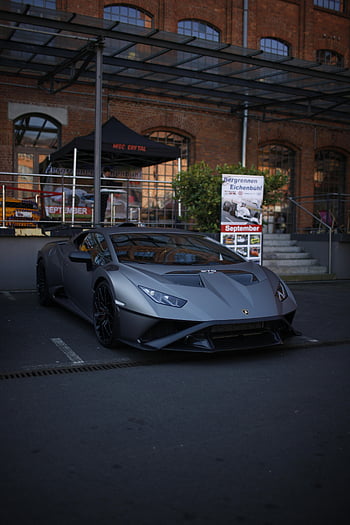Lamborghini, sportkocsi, fekete sportkocsi, városi környezetben, téglaipar épület, karcsú dizájn, parkolt autó, luxus jármű, modern építészet, Autórajongók, autóipari fotózás
