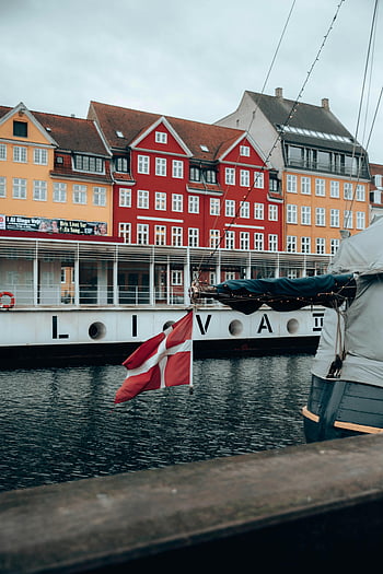 nyhavn, πολύχρωμες μεζονέτες, Κοπεγχάγη, Δανία, σκαρφαλωμένο σκάφος, σημαία της Δανίας, νερό, εικονική άποψη, λευκό και κόκκινο σκάφος, κανάλι, αρχιτεκτονική